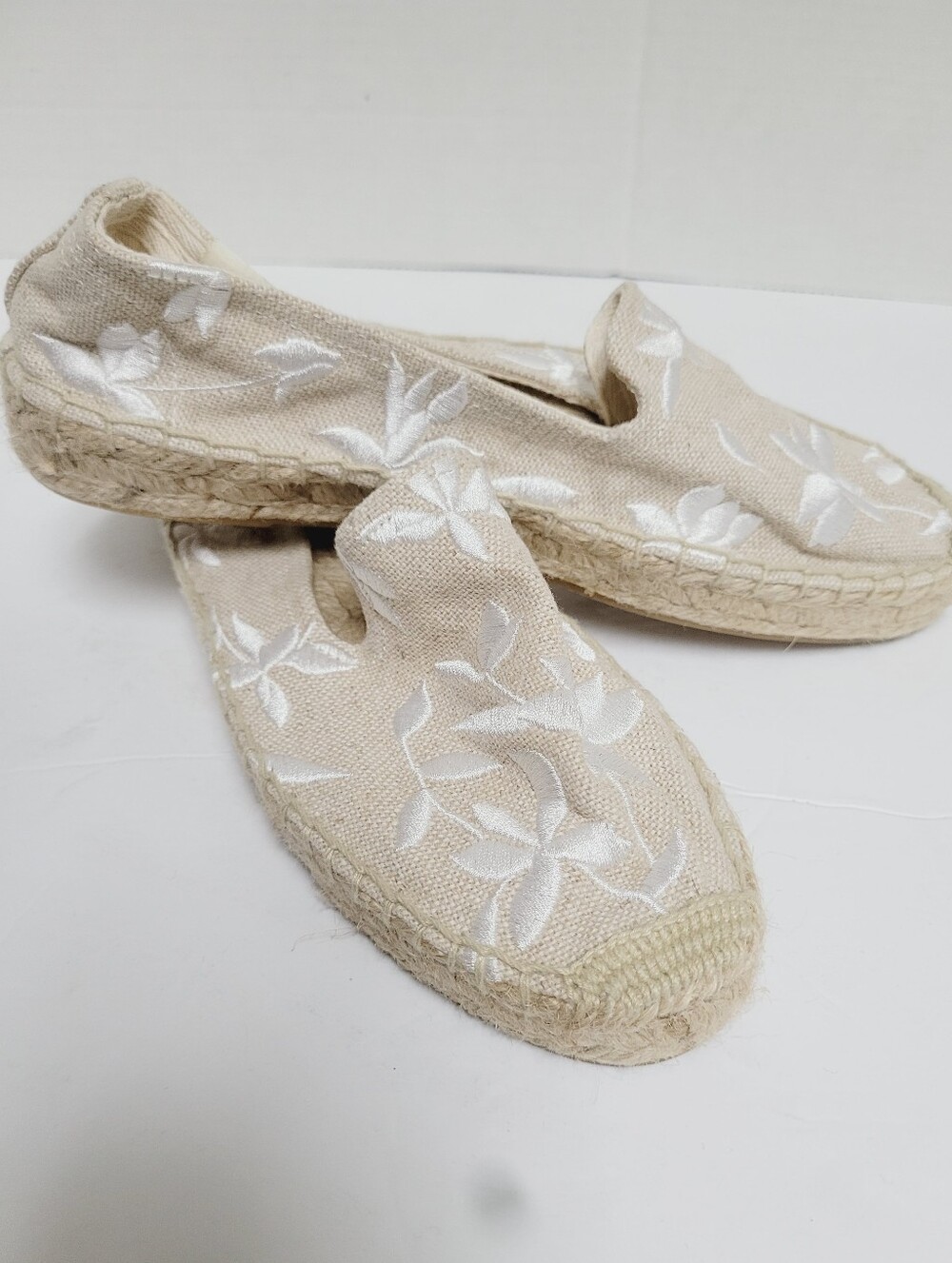 Soludos Sand Espadrilles with White Floral Embroidery Size 8 - Picture 3 of 12